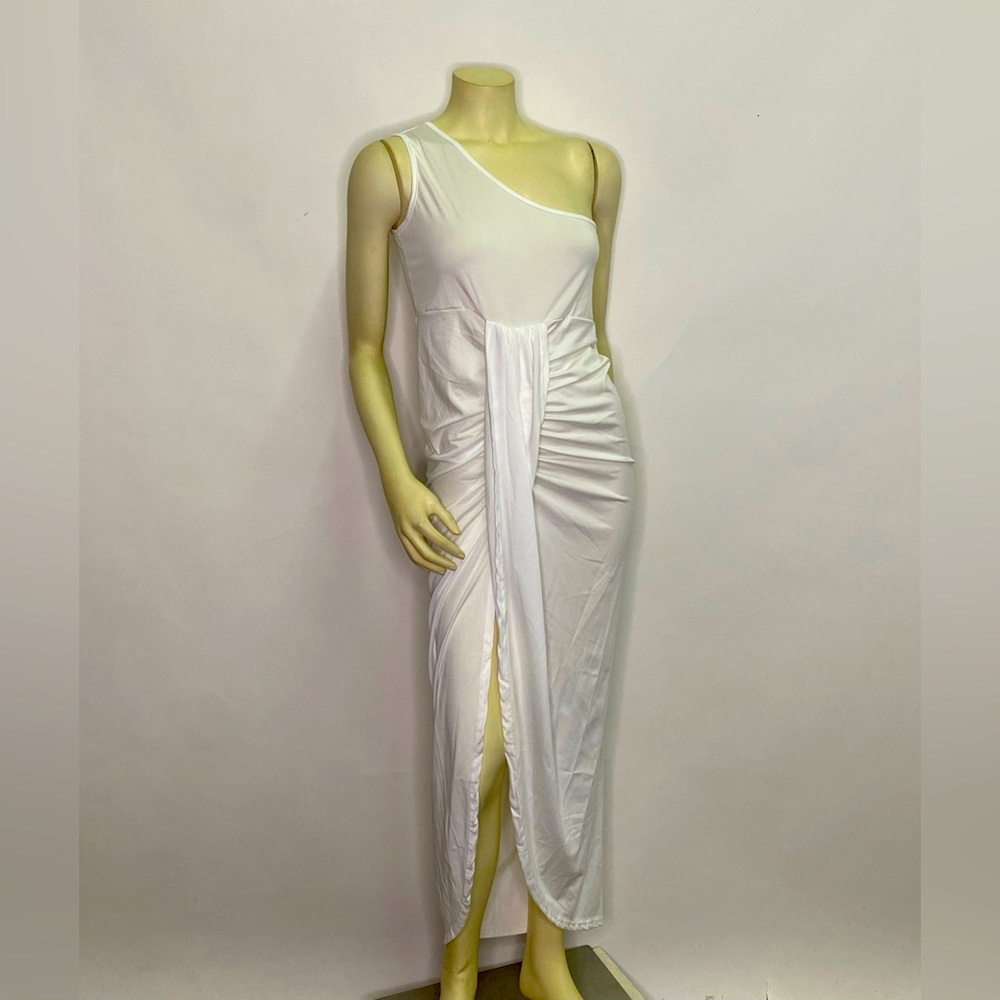 One shoulder simple White dress. (L)